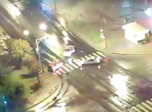 На видео попал гонщик, снесший встречный автомобиль в Волжском На видео попал гонщик, снесший встречный автомобиль в Волжском