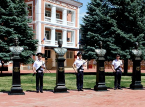 В Волжском открыли Аллею Памяти погибшим милиционерам В Волжском открыли Аллею Памяти погибшим милиционерам