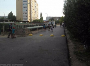 Власти Волжского отказались убрать «полусферы», которыми перегородили единственную дорогу внутри 26 микрорайона Власти Волжского отказались убрать «полусферы», которыми перегородили единственную дорогу внутри 26 микрорайона