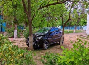 Кроссовер LADA XRAY разбился всмятку во дворе в Волжском Кроссовер LADA XRAY разбился всмятку во дворе в Волжском