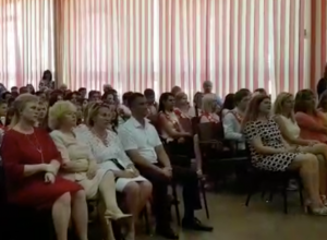 Выпускники Волжского станцевали праздничный вальс Выпускники Волжского станцевали праздничный вальс