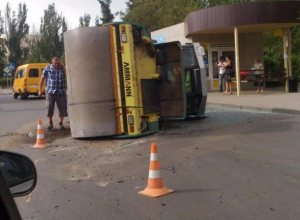 Автовоз потерял каток на оживленной дороге в Волжском Автовоз потерял каток на оживленной дороге в Волжском