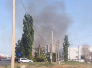 Сухая трава вспыхнула напротив магазина «Ситилинк» в Волжском Сухая трава вспыхнула напротив магазина «Ситилинк» в Волжском
