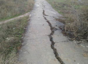 Дети ходят в школу либо по грязи, либо по опасной автодороге, - волжанин Дети ходят в школу либо по грязи, либо по опасной автодороге, - волжанин