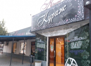 Накануне роковой ночи Масленников устроил драку в баре «Кураж» в Волжском Накануне роковой ночи Масленников устроил драку в баре «Кураж» в Волжском