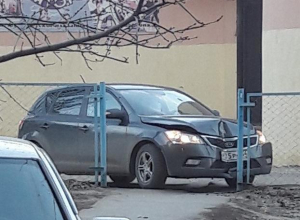 Молодая автоледи на «Киа» в Волжском вписалась в школьную калитку Молодая автоледи на «Киа» в Волжском вписалась в школьную калитку