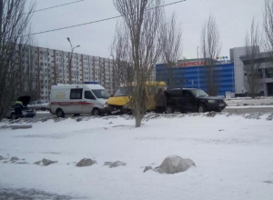 Водитель легковушки вылетел на встречку и врезался в маршрутку в Волжском Водитель легковушки вылетел на встречку и врезался в маршрутку в Волжском