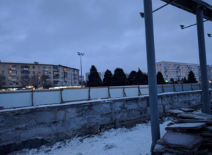 Трибуну на площади Ленина в Волжском снесут ради клумб и лавочек Трибуну на площади Ленина в Волжском снесут ради клумб и лавочек