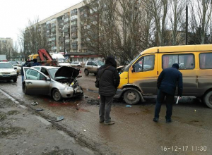 Маршрутка вылетела на встречку в Волжском: есть жертвы Маршрутка вылетела на встречку в Волжском: есть жертвы
