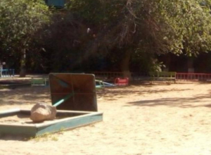 На смертельно опасную детскую площадку пожаловались волжане На смертельно опасную детскую площадку пожаловались волжане