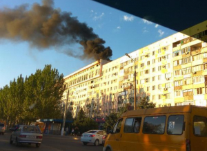 Черный дым от пожара на крыше известного здания напугал волжан Черный дым от пожара на крыше известного здания напугал волжан