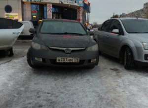 Очередной автохам наплевал на пешеходов в Волжском Очередной автохам наплевал на пешеходов в Волжском