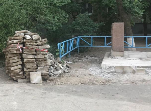 Монумент в 9 микрорайоне раздолбали и бросили, - волжанка Монумент в 9 микрорайоне раздолбали и бросили, - волжанка