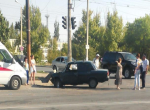 Автоледи «красиво» подрезала соседнее авто и попала в аварию в Волжском Автоледи «красиво» подрезала соседнее авто и попала в аварию в Волжском