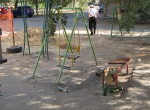 Детскую площадку деградации попросили отремонтировать в Волжском Детскую площадку деградации попросили отремонтировать в Волжском