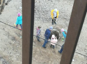 Суровые волжские дети играли у открытого колодца Суровые волжские дети играли у открытого колодца