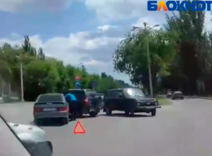 На видео попала наглая автоледи, которая пыталась объехать ДТП в Волжском по «встречке» На видео попала наглая автоледи, которая пыталась объехать ДТП в Волжском по «встречке»