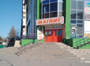На отсутствие пандуса у торгового центра «Гермес» пожаловались волжане На отсутствие пандуса у торгового центра «Гермес» пожаловались волжане