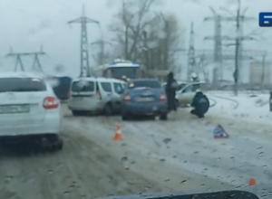 На железнодорожном переезде после Волжской ГЭС произошла массовая авария На железнодорожном переезде после Волжской ГЭС произошла массовая авария