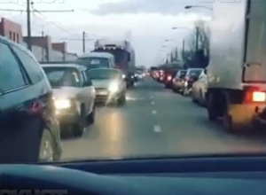 Пафосной автоледи посреди дороги оказался мажор из Волжского Пафосной автоледи посреди дороги оказался мажор из Волжского