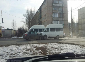 «Гранта» въехала в лоб пассажирской машрутки в Средней Ахтубе «Гранта» въехала в лоб пассажирской машрутки в Средней Ахтубе