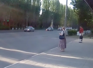 С десяток полицейских машин с сиреной пронеслись по главной улице Волжского С десяток полицейских машин с сиреной пронеслись по главной улице Волжского