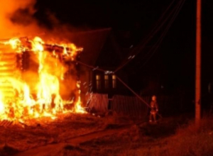 Воскресным вечером загорелся подъезд многоквартирного дома в Волжском Воскресным вечером загорелся подъезд многоквартирного дома в Волжском