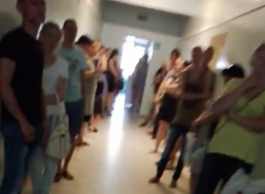 Молодые родители вынуждены сутками стоять в душном коридоре, - волжанка Молодые родители вынуждены сутками стоять в душном коридоре, - волжанка