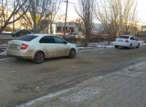 Автолюбители стали парковаться на пешеходной зоне в Волжском Автолюбители стали парковаться на пешеходной зоне в Волжском