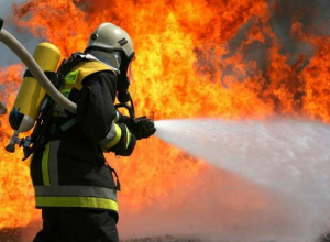 В Волжском на улице Кирова ярким огнем вспыхнула бытовка В Волжском на улице Кирова ярким огнем вспыхнула бытовка