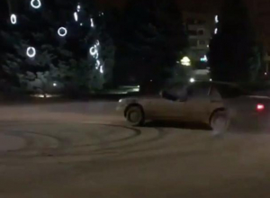Обезбашенный водитель устроил турнир по дрифту на оживленной дороге в центре Волжского Обезбашенный водитель устроил турнир по дрифту на оживленной дороге в центре Волжского