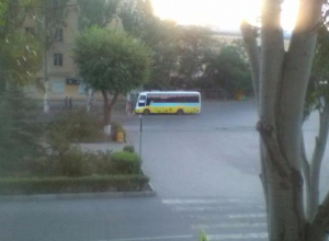 Пассажирский автобус въехал в дерево на пустой дороге Волжского Пассажирский автобус въехал в дерево на пустой дороге Волжского