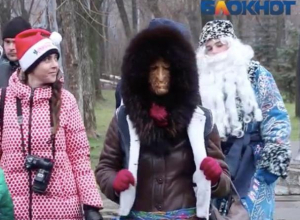 Баба Яга с жутким лицом принялась приставать в Волжском к Дедам Морозам Баба Яга с жутким лицом принялась приставать в Волжском к Дедам Морозам