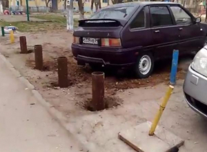 Железными столбами наказали волжане автохамов, погубивших зеленую зону во дворе Железными столбами наказали волжане автохамов, погубивших зеленую зону во дворе