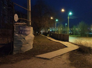 Долголетними деревянными настилами на улице Дружбы заинтересовались власти Волжского Долголетними деревянными настилами на улице Дружбы заинтересовались власти Волжского