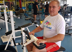 Глава Волжского Игорь Воронин освоил fitnes-selfie в красных шортах Глава Волжского Игорь Воронин освоил fitnes-selfie в красных шортах