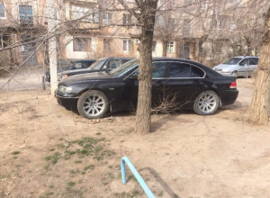 Из-за равнодушия властей наш двор превратился в круглосуточную бесплатную стоянку, - волжанка Дина Туровская Из-за равнодушия властей наш двор превратился в круглосуточную бесплатную стоянку, - волжанка Дина Туровская