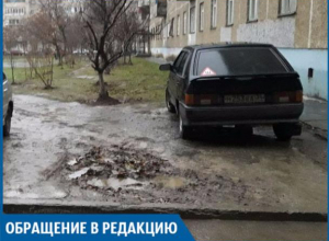 Автохам вынудил маленьких пешеходов тонуть в грязи Волжского Автохам вынудил маленьких пешеходов тонуть в грязи Волжского