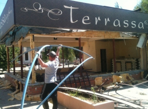 Пожар в кафе Terrassa в Волжском потушили, а потом продолжили его ломать Пожар в кафе Terrassa в Волжском потушили, а потом продолжили его ломать