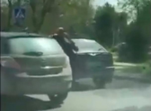 Кровавая драка между водителями у ТРК «ПланетаЛето» попала на видео в Волжском Кровавая драка между водителями у ТРК «ПланетаЛето» попала на видео в Волжском