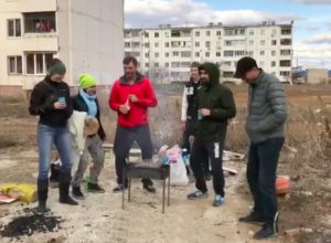 Во время пикника волжане сняли римейк клипа «Грибов», взорвавшего Интернет Во время пикника волжане сняли римейк клипа «Грибов», взорвавшего Интернет