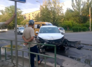 Volkswagen и Toyota разбились всмятку во время ДТП в Волжском Volkswagen и Toyota разбились всмятку во время ДТП в Волжском
