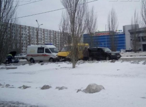 Пассажирка маршрутки пострадала в ДТП на улице Мира в Волжском Пассажирка маршрутки пострадала в ДТП на улице Мира в Волжском