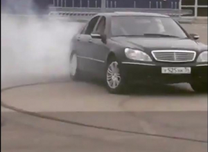 Волжский «Даниэль» устроил дрифт среди пешеходов на парковке торгового центра Волжский «Даниэль» устроил дрифт среди пешеходов на парковке торгового центра