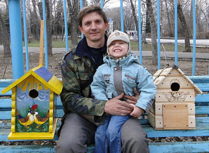 Маршрутчик за девять лет сделал и повесил в Волжском 300 скворечников Маршрутчик за девять лет сделал и повесил в Волжском 300 скворечников