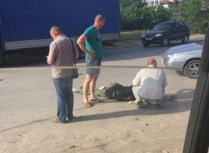 Опытный нарушитель ПДД сбил молодого мотоциклиста в Волжском Опытный нарушитель ПДД сбил молодого мотоциклиста в Волжском