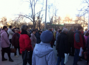 Люди занимают очередь в больницу с трех утра, - волжанин Люди занимают очередь в больницу с трех утра, - волжанин