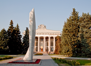 В 1960-х годах дискотеки в ДК «ВГС» Волжского проводились сразу на трех этажах В 1960-х годах дискотеки в ДК «ВГС» Волжского проводились сразу на трех этажах
