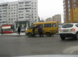 Водитель иномарки избил волжанку за порчу авто Водитель иномарки избил волжанку за порчу авто