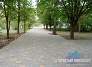 У детской поликлиники обустраивают площадку для малышей У детской поликлиники обустраивают площадку для малышей